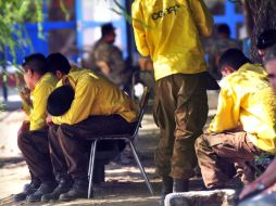 Brigadistas de la Corporación Nacional Forestal (Conaf) reaccionan tras enterarse de la muerte de cinco de sus compañeros. EFE  /