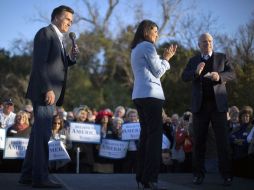 El senador John McCain, republicano por Arizona.y el gobernador de Carolina del Sur Nikki Haley, apoyando al candidato Mitt Romney. AP  /