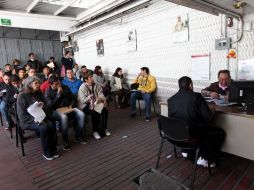 La afluencia de ciudadanos a los módulos del IFE en el país aumenta conforme se acerca la fecha límite de renovación. NTX  /