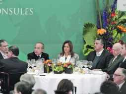 Felipe Calderón (centro) estuvo acompañado por su esposa Margarita Zavala en el desayuno con embajadores y cónsules. EL UNIVERSAL  /