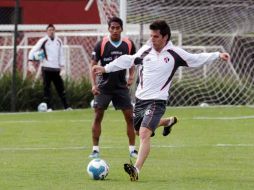 El zaguero Facundo Erpen patea el esférico durante la práctica rojinegra.  /