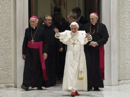 El papa Benedicto XVI saluda al llegar a la audiencia general que ofreció. EFE  /
