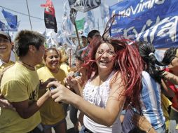 Los simpatizantes de Cristina Fernández festejan la recuperación de la mandataria. EFE  /