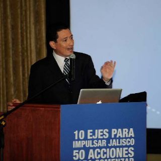 Ulloa presenta propuestas a sector empresarial