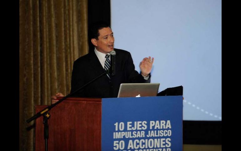 Ulloa Vélez despertó interés de los asistentes y hasta el apoyo expresado verbalmente por la mayoría de ellos.  /