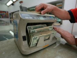 Centros cambiarios de Nuevo Laredo reportaron el precio más elevado a la venta de 14.00 pesos.  /