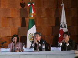 El embajador de México ante la OEA, Joel Hernández García (c), dijo que el combate contra el crimen es un tema central. ARCHIVO  /