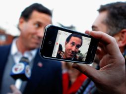 El ex senador Rick Santorum llega con su campaña 'Fe, familia y libertad' a New Hampshire.AFP  /
