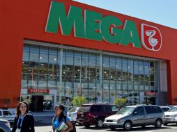 La minorista planea construir una planta para embotellar parte de la cerveza que producen sus restaurantes Beer Factory. ARCHIVO  /