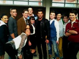 Ricky subió una foto a Twitter con el elenco de la serie ''Glee!''. TWITTER @ricky_martin  /