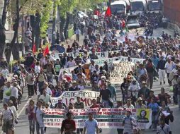 Estudiantes de la Normal de Ayotzinapa marcharon en la capital del país hacia la Cámara de Diputados. EL UNIVERSAL  /