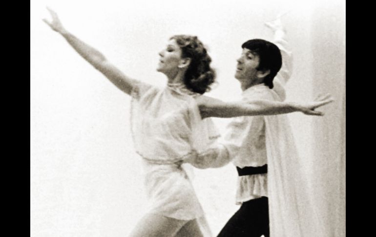 La imagen es del perfil de Facebook (todavía abierto) de Alejandro Zybine, en ella está bailando con Violette, su esposa. ESPECIAL  /