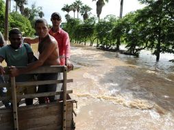 Habitantes son evacuados de Tres Vendas, Brasil, tras inundaciones por la ruptura de un dique. AFP  /