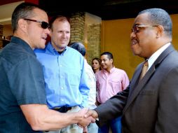 El actor de cine estadounidense Matt Damon estrecha la mano del primer ministro de Haití, Gary Conille. EFE  /