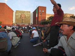 Normalistas de Ayotzinapa pidieron hoy ante la Cámara de Diputados aclarar el asesinato de sus compañeros. EL UNIVERSAL  /