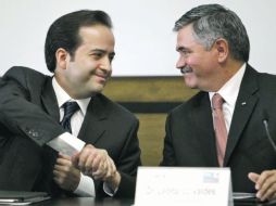 Alejandro Poiré y Leonardo Valdés formalizaron el acuerdo de cooperación rumbo a la elección presidencial de este año. EL UNIVERSAL  /