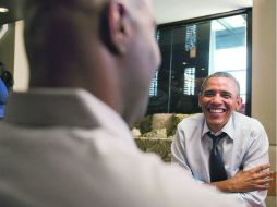 El presidente Barack Obama habla con algunos seguidores demócratas, en un desayuno en Washington. AFP  /