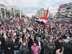 A pesar del ataque, seguidores del presidente Bashar al Assad se congregan en las calles de Siria para mostrar su apoyo al régimen. EFE  /