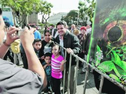 Aristóteles recorrió ayer la pista de hielo instalada en la explanada del Instituto Cultural Cabañas.  /
