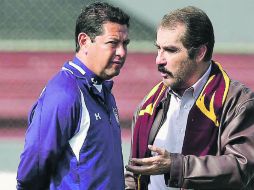 José Luis Salgado y Antonio Leaño dialogan en la presentación de los nuevos refuerzos de Estudiantes Tecos en el Tres de Marzo.  /