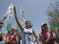 Militantes kirchneristas celebran el último parte médico de la presidenta argentina, Cristina Fernández. EFE  /
