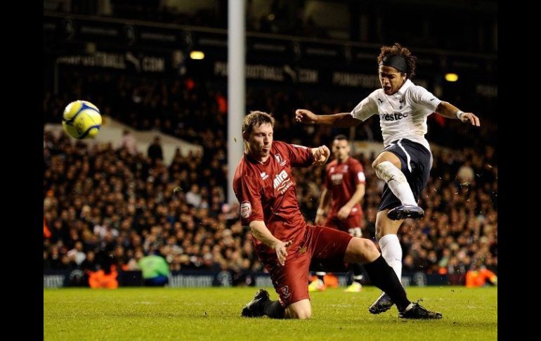 En la imagen, Dos Santos (d) tira esquivando a Steve Elliot (i), de Cheltenham, y anota a favor del Tottenham. REUTERS  /