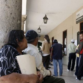 “Se acabaron las excusas”, acuden ciudadanos a renovar su credencial