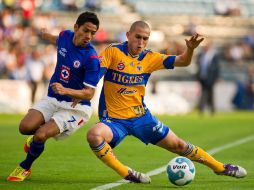 Javier Aquino, de La Máquina, se enfrenta contra Jorge Torres Nilo, de Tigres, durante la jornada uno del Clausura 2012. AFP  /