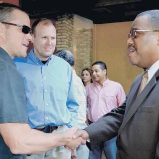 Matt Damon le da la mano a Haití