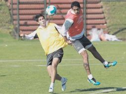 Jahir Barraza y Hugo Rodríguez disputan la pelota.  /