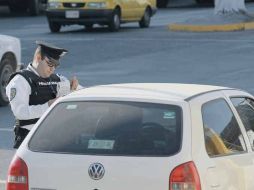 Un agente de Vialidad infracciona a un conductor tras cometer una falta al reglamento.  /