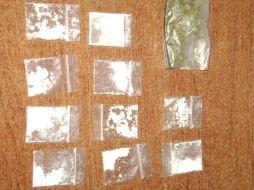 Los agentes investigadores decomisaron diez dosis de cocaína en pequeñas bolsas de plástico. ARCHIVO  /