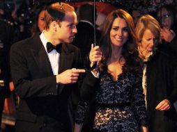 La atención de las cámaras estaba centrada en Catalina, que llevaba un vestido largo negro de encaje. EFE  /