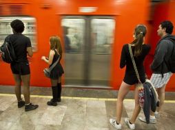 Jóvenes aguardan el Metro en ciudad de México como parte del evento anual ''Viaje en metro sin pantalones''. AFP  /