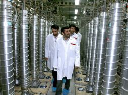 El presidente iraní, Mahmoud Ahmadinejad (C), visita en Natanz una instalación de enriquecimiento de uranio en 2008. AP  /