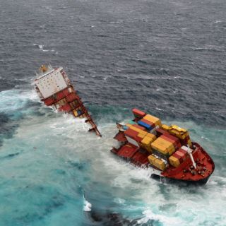 Carguero neozelandés Rena se parte en dos