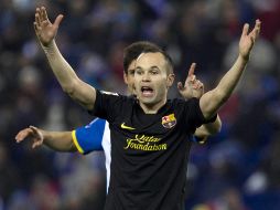 Iniesta reclama una acción durante el partido entre el Espanyol y el Barcelona. EFE  /