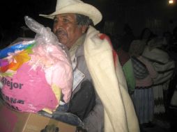 Uno de los beneficiados con las ayudas del gobierno en en el DF, recibió mantas para el frío. NTX  /