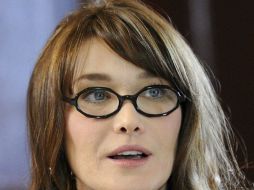 La primera dama de Francia señala en su nota que su fundación ha conseguido en dos años y medio cerca de ocho millones de euros.  /