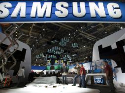 Los trabajadores de Samsung se preparan para el CES Internacional 2012 en el Las Vegas. REUTERS  /