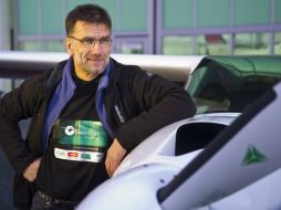 Este biólogo, alpinista, parapentista y piloto, de 53 años, partió del  aeropuerto de Liubliana para recorrer 100 mil km. AFP  /