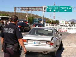 En la carretera federal a la altura de Tierras Prietas,  estudiantes normalistas de Ayotzinapa hicieron un retén. EL UNIVERSAL  /