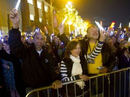 Familiares de las victimas y residentes de Tucson encendieron velas para recordar la tragedia. AP  /