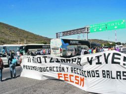 Estudiantes de Ayotzinapa y ciudadanos se manifestaron ayer en la Autopista del Sol a la altura de Tierras Prietas. EL UNIVERSAL  /