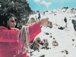 Personas disfrutan de la nieve en el volcán Cofre de Perote, donde el termómetro ha registrado hasta 13 grados bajo cero. EL UNIVERSAL  /