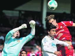 El arquero Christian Martínez sale con los puños para rechazar un disparo de los Diablos Rojos del Toluca. MEXSPORT  /