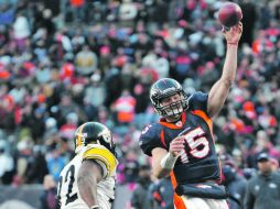 Tim Tebow (15) se vio práctico y efectivo a la hora de lanzar el ovoide ante Pittsburgh y sumó 316 yardas.  /