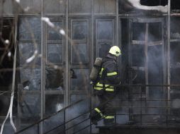 Bomberos apagan las llamas del incendio ocurrido en un restaurante italiano de Moscú. EFE  /