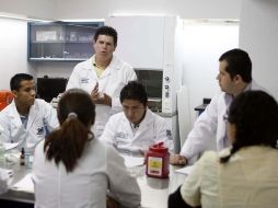 Calderón confía en que al resolver el gasto educativo de los hijos, las familias mejoren sus niveles de bienestar. ARCHIVO  /