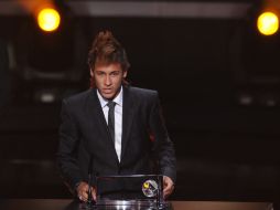El jugador del Santos se dijo emocionado por recibir el trofeo y reconoció su admiración a Hugo Sánchez. AFP  /